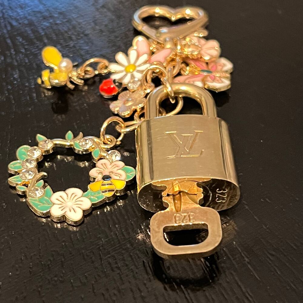 Louis Vuitton Lock & Key Set #323 with a Floral & Bee Charm Keychain/ Bag Charm - Picture 3 of 5